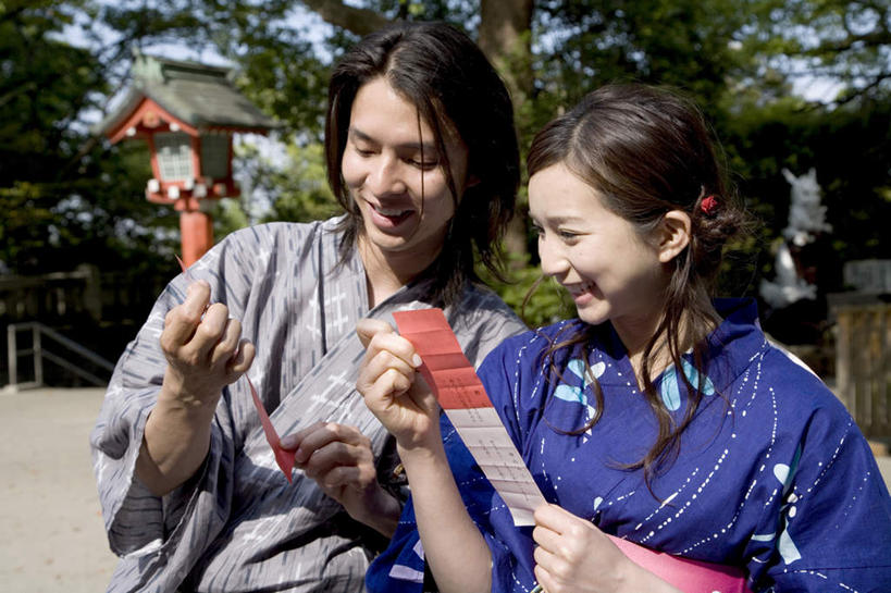 东方人,两个人,站,笑,微笑,露齿笑,横图,室外,白天,正面,民族服装,爱情,植物,亚洲,两张,握,阴影,和服,节日,朦胧,模糊,光线,影子,纸,神社,浪漫,注视,黄种人,文化,树,树木,绿色,阳光,自然,低头,观察,看,祈祷,站着,健康,温暖,温馨,恩爱,握着,许愿,恋人,宗教,服饰,信仰,生长,成长,观看,纪念,神道,祈求,祭祀,和睦,察看,关注,吴服,唐草,唐花,唐锦,神道教,垂头,社屋,平安,男人,男性,年轻女性,女人,女性,中年男性,亚洲人,情侣,站立,半身,彩图,传统服装,民俗服,签诗,签文,伴侣,融洽