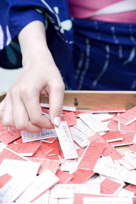 东方人,手,一个人,竖图,俯视,室外,特写,白天,民族服装,亚洲,仅一个年轻女性,仅一个女性,仅一个人,一堆,许多,握,阴影,堆叠,堆积,和服,反射,影子,纸,黄种人,红色,蓝色,白色,手部,握着,服饰,堆,单手,吴服,唐草,唐花,唐锦,女人,女性,亚洲人,半身,彩图,高角度拍摄,传统服装,民俗服,签诗,签文