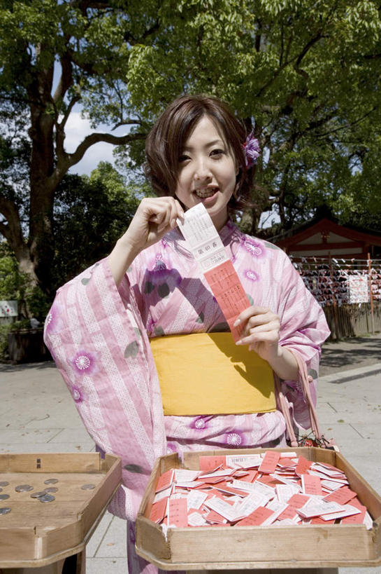 东方人,一个人,跪,笑,微笑,露齿笑,竖图,室外,白天,正面,民族服装,植物,亚洲,仅一个年轻女性,仅一个女性,仅一个人,一张,握,阴影,和服,节日,光线,影子,纸,注视,黄种人,文化,树,树木,绿色,阳光,自然,观察,看,祈祷,健康,握着,许愿,宗教,服饰,信仰,生长,成长,观看,纪念,祈求,察看,关注,吴服,唐草,唐花,唐锦,平安,年轻女性,女人,女性,亚洲人,跪着,半身,彩图,传统服装,民俗服,签诗,签文