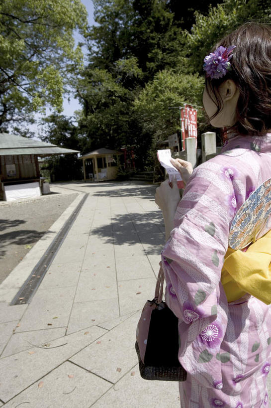 东方人,一个人,走,竖图,室外,白天,民族服装,旅游,度假,名胜古迹,植物,标志建筑,道路,地标,建筑,路,公路,亚洲,仅一个年轻女性,仅一个女性,仅一个人,握,阴影,和服,节日,遗迹,装饰,盛开,光线,影子,纸,神社,交通,花蕾,拎,注视,黄种人,古迹,文化,文物,娱乐,建设,古建筑,花,花瓣,花朵,鲜花,树,树木,一朵,背面,绿色,阳光,自然,花苞,花蕊,观察,看,祈祷,享受,休闲,健康,旅游胜地,放松,握着,许愿,宗教,服饰,信仰,生长,成长,观看,纪念,神道,华丽,修饰,祈求,祭祀,点缀,察看,关注,古文明,吴服,唐草,唐花,唐锦,衬托,美观,雅致,雅观,神道教,社屋,平安,年轻女性,女人,女性,亚洲人,马路,步行,走路,半身,彩图,传统服装,民俗服,签诗,签文,拎着