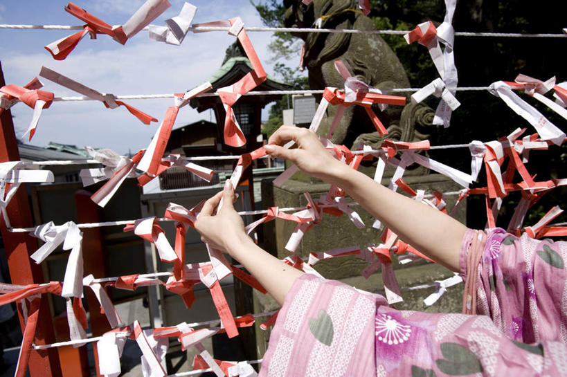 东方人,手,一个人,站,横图,室外,特写,白天,仰视,民族服装,旅游,度假,名胜古迹,标志建筑,地标,建筑,亚洲,双手,仅一个年轻女性,仅一个女性,仅一个人,握,阴影,和服,朦胧,模糊,遗迹,光线,影子,纸,云,云朵,云彩,黄种人,古迹,文物,娱乐,建设,古建筑,红色,蓝色,白色,白云,蓝天,天空,阳光,绳子,天,站着,享受,休闲,手部,旅游胜地,放松,握着,服饰,晴朗,捆绑,绳索,古文明,吴服,唐草,唐花,唐锦,绑缚,年轻女性,女人,女性,亚洲人,晴空,站立,半身,彩图,低角度拍摄,传统服装,民俗服,签诗,签文