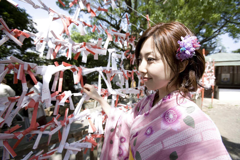 东方人,一个人,站,笑,微笑,横图,室外,白天,侧面,民族服装,旅游,度假,名胜古迹,植物,标志建筑,地标,建筑,亚洲,仅一个年轻女性,仅一个女性,仅一个人,握,阴影,和服,节日,遗迹,装饰,盛开,光线,影子,纸,云,云朵,神社,花蕾,云彩,注视,黄种人,古迹,文化,文物,娱乐,建设,古建筑,花,花瓣,花朵,鲜花,树,树木,一朵,红色,蓝色,绿色,白色,白云,蓝天,天空,阳光,自然,绳子,天,花苞,花蕊,观察,看,祈祷,站着,享受,休闲,健康,旅游胜地,放松,握着,许愿,宗教,服饰,信仰,生长,晴朗,成长,观看,纪念,捆绑,神道,绳索,华丽,修饰,祈求,祭祀,点缀,察看,关注,古文明,吴服,唐草,唐花,唐锦,衬托,美观,雅致,雅观,神道教,绑缚,社屋,平安,年轻女性,女人,女性,亚洲人,晴空,站立,半身,彩图,传统服装,民俗服,签诗,签文