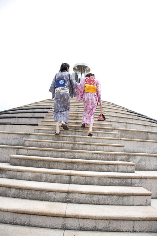 东方人,两个人,栏杆,走,竖图,室外,白天,仰视,民族服装,爱情,楼梯,亚洲,阴影,和服,光线,包,扶手,影子,阶梯,浪漫,拎,黄种人,护栏,台阶,蓝色,蓝天,天空,阳光,手提包,天,温暖,温馨,恩爱,恋人,服饰,晴朗,和睦,吴服,万里无云,唐草,唐花,唐锦,男人,男性,年轻女性,女人,女性,中年男性,亚洲人,情侣,晴空,晴空万里,步行,走路,彩图,低角度拍摄,全身,传统服装,民俗服,伴侣,融洽,拎着