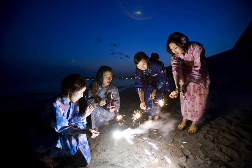 东方人,四个人,伙伴,朋友,站,蹲,笑,微笑,露齿笑,横图,室外,白天,正面,民族服装,爱情,旅游,度假,友谊,热情,海浪,海洋,美景,日落,沙滩,烟火,火,亚洲,弯腰,握,和服,火焰,沙子,海岸,景观,浪花,晚霞,霞光,落日,沙地,浪漫,燃烧,注视,黄种人,娱乐,自然,海水,焰火,黄昏,观察,看,站着,享受,休闲,温暖,温馨,景色,彩霞,恩爱,放松,握着,恋人,服饰,观看,和睦,察看,关注,自然风光,礼花,仙女棒,海景,吴服,唐草,唐花,唐锦,弯身,花炮,礼花炮,夕照,手持喷泉,手持烟花,友情,男人,男性,年轻女性,女人,女性,中年男性,亚洲人,情侣,烟花,大海,风浪,海,海水的波动,海滩,近岸浪,涌浪,夕阳,蹲着,站立,彩图,全身,传统服装,民俗服,伴侣,融洽,斜阳