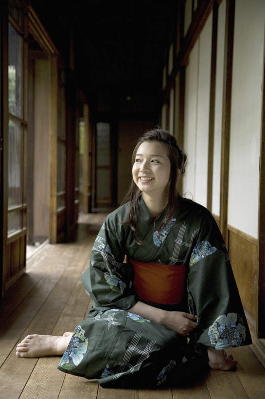东方人,一个人,家,跪,笑,微笑,露齿笑,竖图,室内,白天,正面,民族服装,地板,门,亚洲,仅一个年轻女性,仅一个女性,仅一个人,拉门,和服,房屋,屋子,走道,走廊,过道,地面,注视,黄种人,移门,楼房,木地板,住宅,观察,看,服饰,观看,察看,关注,吴服,唐草,唐花,唐锦,障子,纸门,年轻女性,女人,女性,亚洲人,跪着,彩图,全身,传统服装,民俗服,房子