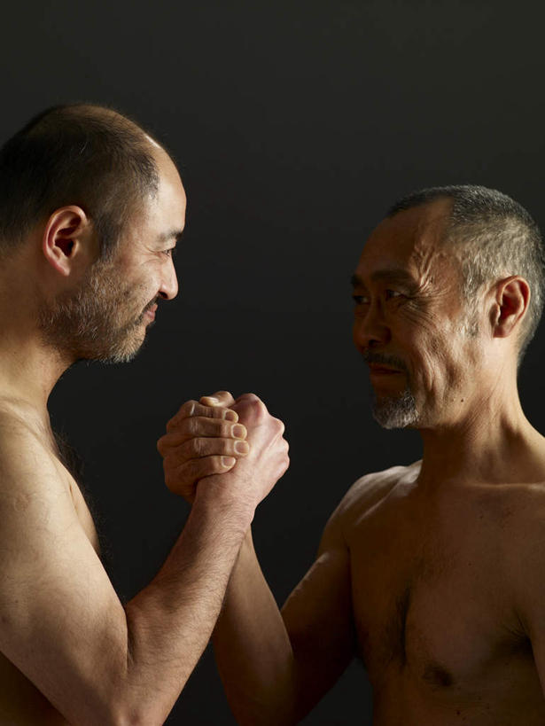 东方人,胡须,两个人,伙伴,朋友,站,竖图,室内,白天,侧面,游戏,友谊,比赛,亚洲,阴影,灰色背景,反射,影子,玩,注视,黄种人,右手,娱乐,裸露,相视,观察,看,站着,休闲,面对面,力量,扳手腕,摄影,影棚,观看,活动,对视,察看,掰手腕,互视,发泄,关注,消遣,智力,裸,相对,相看,宣泄,比力,较劲,扳手劲,手肘,较量,友情,老年男性,男人,男性,中年男性,亚洲人,胳膊,手臂,胡子,络腮胡,玩耍,嬉戏,站立,半身,彩图,影棚拍摄,拍摄