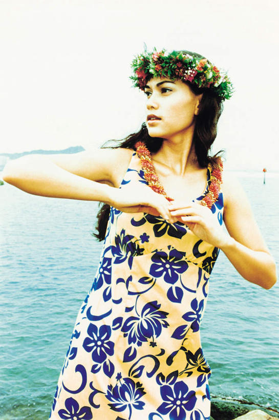 东方人,一个人,跳舞者,站,竖图,室内,白天,正面,裙子,跳舞,海浪,海洋,亚洲,仅一个年轻女性,仅一个女性,仅一个人,握,阴影,连衣裙,服装,装饰,盛开,光线,花环,影子,浪花,花蕾,扭头,注视,黄种人,花,花瓣,花朵,鲜花,衣服,蓝色,蓝天,天空,阳光,海水,天,花苞,花蕊,观察,看,站着,转头,握着,服饰,晴朗,观看,华丽,修饰,点缀,察看,衣着,穿着,关注,草裙舞,舞姿,海景,万里无云,衬托,美观,雅致,雅观,衣饰,年轻女性,女人,女性,亚洲人,大海,风浪,海,海水的波动,近岸浪,涌浪,晴空,晴空万里,舞蹈家,舞蹈演员,舞者,站立,半身,彩图,舞蹈,呼拉舞