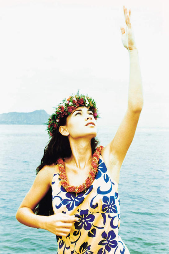 东方人,一个人,跳舞者,站,举,竖图,室内,白天,正面,裙子,跳舞,海浪,海洋,亚洲,仅一个年轻女性,仅一个女性,仅一个人,阴影,连衣裙,服装,装饰,盛开,光线,花环,影子,浪花,花蕾,注视,黄种人,花,花瓣,花朵,鲜花,衣服,蓝色,蓝天,天空,阳光,海水,天,花苞,花蕊,观察,看,托,站着,服饰,晴朗,观看,华丽,修饰,点缀,察看,衣着,穿着,关注,草裙舞,舞姿,海景,万里无云,衬托,美观,雅致,雅观,衣饰,年轻女性,女人,女性,亚洲人,大海,风浪,海,海水的波动,近岸浪,涌浪,晴空,晴空万里,舞蹈家,舞蹈演员,舞者,举起,举手,举着,抬头,向上举,向上伸,向上托,仰头,站立,半身,彩图,舞蹈,呼拉舞