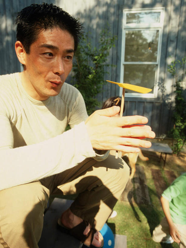 东方人,儿童,中年人,两个人,家庭,父亲,儿子,坐,笑,微笑,露齿笑,竖图,室外,白天,正面,游戏,纯洁,玩具,亚洲,握,阴影,服装,朦胧,模糊,光线,影子,墙,拿,玩,拿着,注视,休闲装,黄种人,娱乐,墙壁,墙面,小孩,衣服,阳光,观察,看,休闲,温暖,温馨,父子,一家人,休闲服,父爱,可爱,童年,童趣,益智,握着,服饰,观看,活动,和睦,飞行器,察看,发泄,关注,消遣,智力,童真,烂漫,无邪,竹蜻蜓,宣泄,天真,男孩,男人,男性,中年男性,亚洲人,孩子,玩耍,嬉戏,坐着,半身,彩图,融洽,男生