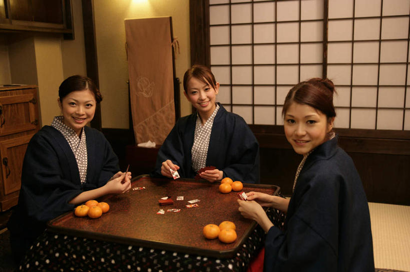 东方人,三个人,伙伴,朋友,坐,笑,微笑,露齿笑,横图,室内,白天,正面,民族服装,游戏,友谊,赌博,贪欲,竞争,门,柑橘,扑克牌,纸牌,水果,玩具,扑克,照明,亚洲,拉门,握,和服,新鲜,壁灯,墙,灯光,生食,食品,果实,拿,玩,拿着,注视,黄种人,娱乐,移门,刺激,墙壁,墙面,灯,食物,灯具,观察,看,取暖,休闲,温暖,握着,服饰,有机食品,绿色食品,观看,活动,照亮,察看,照明设备,发泄,关注,消遣,智力,赌具,吴服,投机,侥幸,欲望,唐草,唐花,唐锦,宣泄,障子,纸门,拉窗,纸拉窗,纸拉门,被炉,炬燵,暖桌,友情,年轻女性,女人,女性,亚洲人,橘子,桔子,橙子,橙,玩耍,嬉戏,坐着,半身,彩图,传统服装,民俗服,浴衣,胜负,输赢