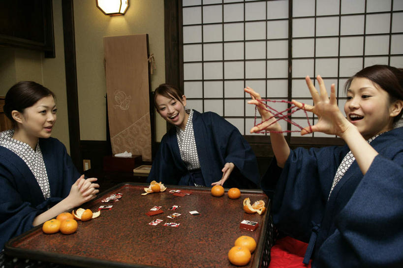 东方人,三个人,伙伴,朋友,坐,笑,微笑,露齿笑,横图,室内,白天,正面,民族服装,游戏,友谊,赌博,贪欲,成功,合作,团队,集体,信心,竞争,门,柑橘,扑克牌,纸牌,水果,玩具,扑克,照明,亚洲,拉门,握,和服,新鲜,壁灯,墙,灯光,生食,食品,果实,拿,玩,拿着,注视,黄种人,娱乐,移门,队伍,刺激,墙壁,墙面,灯,食物,灯具,观察,看,取暖,休闲,温暖,握着,服饰,有机食品,绿色食品,观看,活动,照亮,察看,照明设备,成就,发泄,关注,消遣,智力,赌具,合伙,吴服,投机,侥幸,欲望,唐草,唐花,唐锦,宣泄,障子,纸门,拉窗,纸拉窗,纸拉门,被炉,炬燵,暖桌,跳橡皮筋,友情,年轻女性,女人,女性,亚洲人,橘子,桔子,橙子,橙,玩耍,嬉戏,坐着,半身,彩图,传统服装,民俗服,浴衣,胜负,输赢,橡皮筋,跳橡筋绳