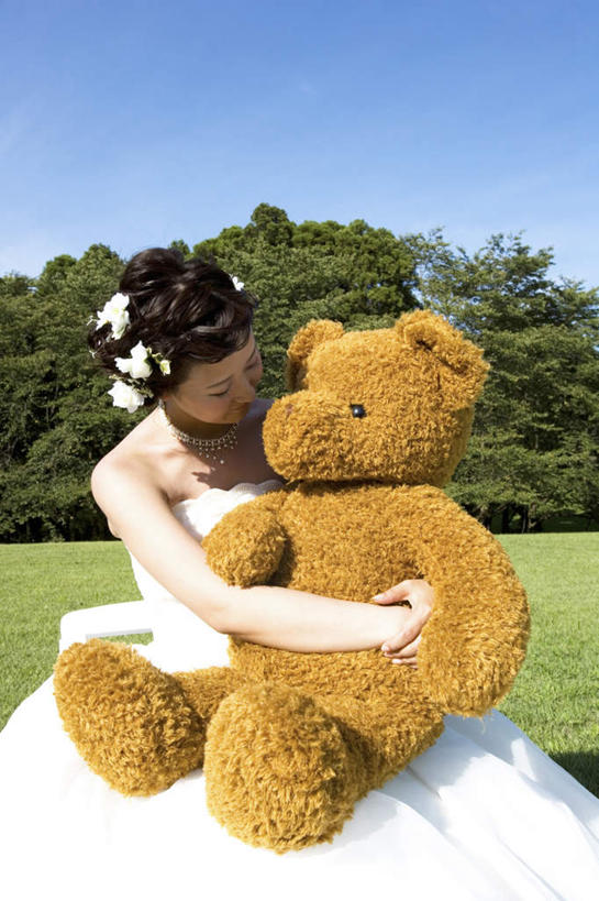 东方人,一个人,新娘,坐,抱,竖图,室外,白天,正面,婚纱,婚礼,游戏,快乐,草地,草坪,植物,熊,玩具,亚洲,仅一个年轻女性,仅一个女性,仅一个人,阴影,头纱,庆祝,光线,玩偶,影子,泰迪熊,结婚,玩,注视,黄种人,娱乐,草,树,树木,蓝色,绿色,蓝天,天空,阳光,自然,玩具熊,天,低头,观察,看,休闲,喜庆,益智,毛绒玩具,生长,晴朗,成长,抱着,观看,纪念,安慰,察看,搂着,发泄,关注,消遣,万里无云,宣泄,罗斯福熊,年轻女性,女人,女性,亚洲人,晴空,晴空万里,怀抱,搂,搂抱,玩耍,嬉戏,相抱,拥抱,坐着,半身,彩图,婚礼服,礼服,高兴,婚礼头纱