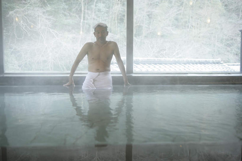 东方人,一个人,坐,横图,室内,白天,正面,水,温泉,植物,雾,窗户,落地窗,亚洲,仅一个男性,仅一个人,撑,波纹,沸腾,蒸汽,纺织物,液体,浴巾,水滴,水蒸气,雾气,黄种人,裸露,玻璃窗,树,树木,绿色,倒影,水纹,自然,毛巾,波浪,清洁,仅一个老年男性,温暖,泉水,生长,温和,成长,保暖,气体,倒映,撑着,浴池,裸,透气,防水,蒸发,储水,反照,耐磨,吸水,地热,老年男性,男人,男性,亚洲人,坐着,彩图,全身,混堂