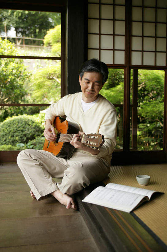 东方人,一个人,坐,盘腿,竖图,室内,白天,正面,植物,窗户,地板,亚洲,仅一个男性,仅一个人,仅一个中年男性,一本,握,服装,陶瓷,吉他,乐谱,乐器,曲谱,陶瓷制品,弦乐器,地面,弹奏,拿,拿着,注视,休闲装,黄种人,木地板,玻璃窗,树,树木,衣服,绿色,自然,容器,碗,观察,看,休闲,休闲服,握着,服饰,生长,成长,观看,储藏,察看,储存,关注,弹拨弦鸣乐器,男人,男性,中年男性,亚洲人,盘腿而坐,盘膝,盘着腿的,盘着腿坐,双腿交叉,坐着,彩图,全身,贮存,弹拨弦乐器