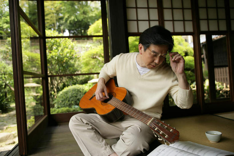 东方人,一个人,坐,举,盘腿,横图,室内,白天,正面,植物,窗户,地板,亚洲,仅一个男性,仅一个人,仅一个中年男性,一本,握,服装,陶瓷,吉他,乐谱,乐器,曲谱,陶瓷制品,弦乐器,地面,拿,拿着,注视,休闲装,黄种人,木地板,玻璃窗,树,树木,衣服,绿色,自然,容器,碗,观察,看,托,休闲,休闲服,握着,服饰,生长,成长,观看,储藏,察看,储存,关注,弹拨弦鸣乐器,男人,男性,中年男性,亚洲人,举起,举手,举着,盘腿而坐,盘膝,盘着腿的,盘着腿坐,双腿交叉,向上举,向上伸,向上托,坐着,半身,彩图,贮存,弹拨弦乐器