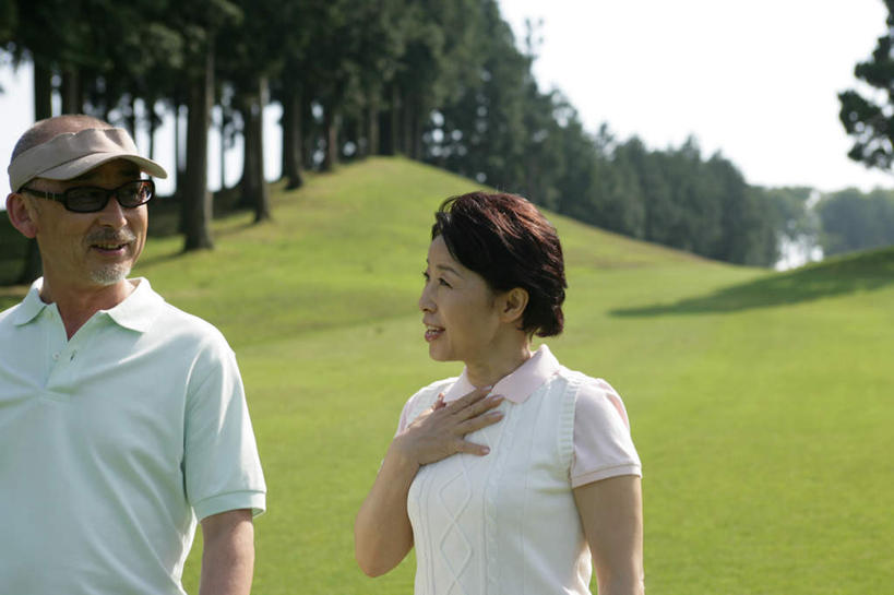 东方人,中年人,两个人,家庭,夫妻,走,笑,微笑,露齿笑,横图,室外,白天,正面,爱情,锻炼,旅游,度假,运动,草地,草坪,植物,帽子,亚洲,阴影,服装,光线,墨镜,球洞,眼镜,影子,浪漫,扭头,注视,休闲装,黄种人,娱乐,运动帽,草,树,树木,衣服,蓝色,绿色,蓝天,天空,阳光,自然,太阳镜,太阳眼镜,天,观察,看,转头,享受,休闲,温暖,温馨,一家人,休闲服,鸭舌帽,遮阳镜,恩爱,放松,恋人,服饰,生长,晴朗,成长,观看,和睦,察看,高尔夫球洞,关注,室外运动,户外运动,万里无云,男人,男性,女人,女性,中年男性,中年女性,亚洲人,夫妇,情侣,晴空,晴空万里,步行,散步,走路,半身,彩图,健身,伴侣,融洽