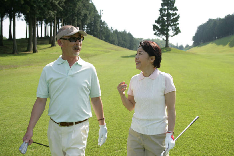 东方人,中年人,两个人,家庭,夫妻,走,笑,微笑,露齿笑,横图,室外,白天,正面,爱情,锻炼,旅游,度假,安全,运动,草地,草坪,植物,帽子,亚洲,握,阴影,服装,光线,高尔夫,高尔夫球,墨镜,球洞,眼镜,影子,防护,浪漫,拿,拿着,扭头,注视,休闲装,黄种人,娱乐,运动帽,草,树,树木,衣服,蓝色,绿色,蓝天,天空,阳光,自然,手套,太阳镜,太阳眼镜,天,观察,看,转头,享受,休闲,温暖,温馨,一家人,休闲服,鸭舌帽,遮阳镜,恩爱,放松,握着,恋人,服饰,生长,晴朗,成长,观看,保护,和睦,察看,高尔夫球洞,高尔夫球杆,关注,室外运动,保险,户外运动,高尔夫运动,高尔夫球具,万里无云,保全,周全,安稳,安定,防护手套,平安,男人,男性,女人,女性,中年男性,中年女性,亚洲人,夫妇,情侣,晴空,晴空万里,步行,散步,走路,半身,彩图,健身,伴侣,融洽