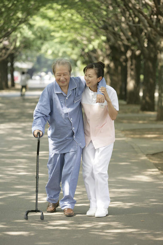 东方人,两个人,病人,护士,走,竖图,室外,白天,正面,工作服,制服,植物,道路,路,亚洲,阴影,光线,工具,影子,小路,交通,注视,黄种人,树,树木,绿色,阳光,自然,扶,观察,看,器械,搭,生长,成长,拐杖,观看,手杖,察看,扶着,白衣天使,搭着,关注,病患,医疗器械,病号服,辅助设备,工作制服,老年男性,男人,男性,年轻女性,女人,女性,亚洲人,患者,就医者,步行,散步,走路,彩图,全身,工作套服