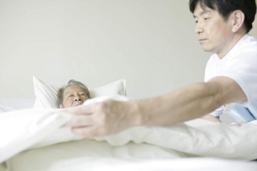 东方人,两个人,病人,护士,医院,躺,闭眼,睡,横图,室内,白天,正面,工作服,制服,床,靠垫,亚洲,握,墙,床单,靠枕,拿,拿着,注视,黄种人,被子,墙壁,墙面,抱枕,枕头,观察,看,握着,单人床,观看,察看,被单,白衣天使,关注,病患,医疗机构,工作制服,卧着,老年男性,男人,男性,中年男性,亚洲人,患者,就医者,闭眼睛,闭着眼,闭着眼睛,困,困觉,寝息,睡觉,躺着,卧,半身,彩图,工作套服,病院,诊所