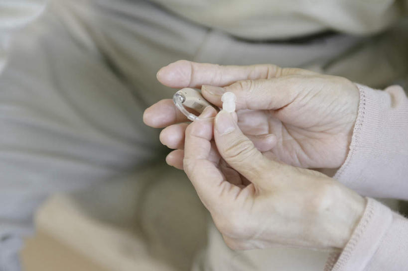 东方人,老年人,手,两个人,家庭,夫妻,横图,俯视,室内,特写,白天,爱情,沙发,亚洲,双手,握,服装,朦胧,模糊,浪漫,拿,拿着,休闲装,黄种人,衣服,休闲,温暖,温馨,一家人,手部,休闲服,恩爱,握着,恋人,服饰,和睦,医疗设备,医疗器械,医疗工具,助听器,老年男性,老年女性,男人,男性,女人,女性,亚洲人,夫妇,情侣,半身,彩图,高角度拍摄,伴侣,融洽,皮沙发