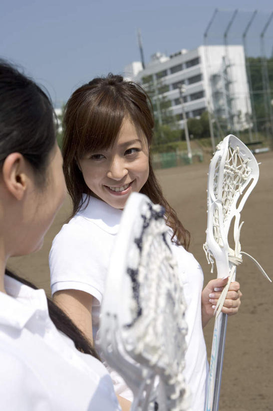 东方人,两个人,伙伴,朋友,学校,教学楼,站,笑,微笑,露齿笑,竖图,室外,白天,侧面,运动服,友谊,曲棍球,植物,亚洲,握,阴影,服装,光线,影子,拿,拿着,注视,黄种人,运动器械,校园,相视,树,树木,衣服,蓝色,绿色,蓝天,天空,阳光,自然,天,观察,看,站着,教室,面对面,健身器械,握着,服饰,生长,晴朗,成长,观看,对视,察看,互视,衣着,穿着,关注,相对,健身器材,球棍,万里无云,相看,衣饰,钩形,友情,年轻女性,女人,女性,亚洲人,晴空,晴空万里,站立,半身,彩图,教学大楼,运动器材,运动装