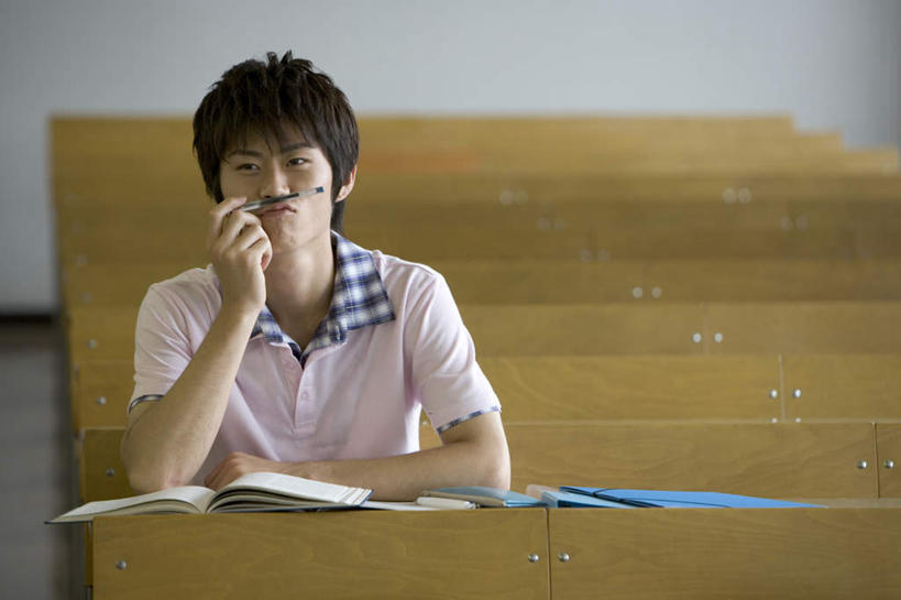 东方人,嘴,一个人,坐,横图,室内,白天,正面,桌子,书籍,椅子,亚洲,仅一个男性,仅一个人,握,服装,笔,木椅,墙,办公用品,拿,拿着,注视,休闲装,黄种人,书桌,水笔,墙壁,墙面,文具,仅一个年轻男性,衣服,课桌,学习用品,嘟嘴,观察,看,休闲,休闲服,撅嘴,握着,服饰,观看,文具用品,察看,关注,男人,男性,年轻男性,亚洲人,嘴巴,嘴唇,书,图书,坐着,半身,彩图