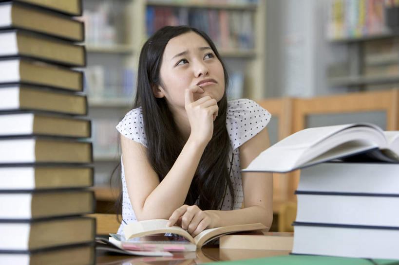 东方人,嘴,一个人,图书馆,坐,横图,室内,白天,正面,桌面,桌子,书籍,椅子,亚洲,仅一个年轻女性,仅一个女性,仅一个人,一排,撑,服装,朦胧,模糊,整齐,并列,并排,木制,木椅,托腮,注视,休闲装,黄种人,排列,衣服,木制品,书柜,嘟嘴,观察,看,托,休闲,休闲服,撅嘴,书橱,服饰,观看,察看,队列,关注,托下巴,平行,浏览室,年轻女性,女人,女性,亚洲人,嘴巴,嘴唇,书,图书,抬头,仰头,坐着,半身,彩图,书库,图书库,阅览室