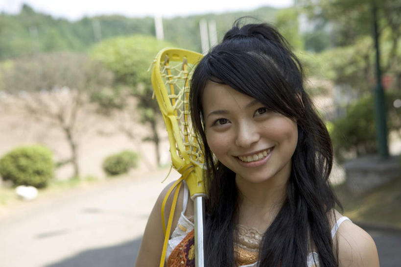 东方人,一个人,站,笑,微笑,露齿笑,横图,室外,白天,正面,运动服,曲棍球,植物,亚洲,仅一个年轻女性,仅一个女性,仅一个人,握,阴影,服装,朦胧,模糊,光线,影子,拿,拿着,注视,黄种人,运动器械,树,树木,衣服,绿色,阳光,自然,观察,看,站着,健身器械,握着,服饰,生长,成长,观看,察看,衣着,穿着,关注,健身器材,球棍,衣饰,钩形,年轻女性,女人,女性,亚洲人,站立,半身,彩图,运动器材,运动装