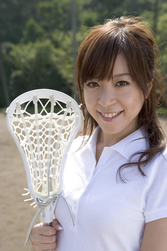 东方人,一个人,站,笑,微笑,露齿笑,竖图,室外,白天,正面,运动服,曲棍球,植物,亚洲,仅一个年轻女性,仅一个女性,仅一个人,握,阴影,服装,光线,影子,拿,拿着,注视,黄种人,运动器械,树,树木,衣服,绿色,阳光,自然,观察,看,站着,健身器械,握着,服饰,生长,成长,观看,察看,衣着,穿着,关注,健身器材,球棍,衣饰,钩形,年轻女性,女人,女性,亚洲人,站立,半身,彩图,运动器材,运动装