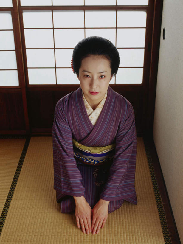 东方人,一个人,跪,竖图,俯视,室内,白天,民族服装,门,亚洲,仅一个女性,仅一个人,拉门,阴影,和服,反射,影子,塌塌米,榻榻米,注视,黄种人,移门,观察,看,仅一个中年女性,服饰,观看,察看,关注,吴服,唐草,唐花,唐锦,障子,纸门,叠席,女人,女性,中年女性,亚洲人,跪着,彩图,高角度拍摄,全身,传统服装,民俗服