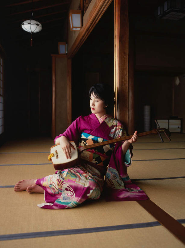 东方人,一个人,跪,竖图,室内,白天,正面,民族服装,门,照明,亚洲,仅一个女性,仅一个人,拉门,握,阴影,和服,反射,影子,墙,灯光,乐器,弦乐器,塌塌米,榻榻米,弹奏,演奏,注视,黄种人,三味线,移门,顶灯,墙壁,墙面,灯,灯具,观察,看,仅一个中年女性,握着,服饰,观看,照亮,察看,照明设备,关注,弹拨弦鸣乐器,吴服,唐草,唐花,唐锦,障子,纸门,三弦琴,叠席,女人,女性,中年女性,亚洲人,跪着,彩图,全身,传统服装,民俗服,弹拨弦乐器