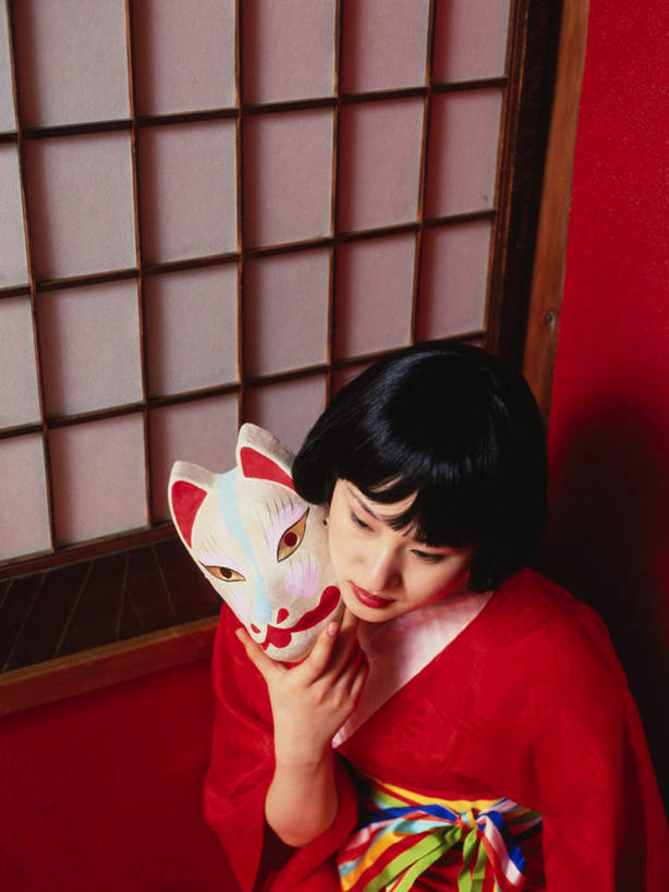 东方人,一个人,坐,竖图,俯视,室内,白天,民族服装,门,亚洲,仅一个年轻女性,仅一个女性,仅一个人,拉门,握,阴影,和服,装饰,反射,面具,影子,墙,注视,黄种人,移门,墙壁,墙面,红色,观察,看,握着,服饰,观看,华丽,修饰,点缀,察看,关注,伪装,吴服,唐草,唐花,唐锦,衬托,美观,雅致,雅观,障子,纸门,假装,年轻女性,女人,女性,亚洲人,坐着,半身,彩图,高角度拍摄,传统服装,民俗服