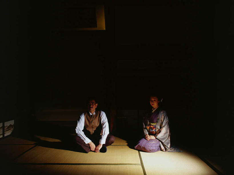 东方人,中年人,两个人,家庭,夫妻,跪,横图,室内,白天,正面,民族服装,衬衫,西装,爱情,亚洲,阴影,和服,套装,正装,反射,影子,领带,塌塌米,榻榻米,浪漫,注视,职业装,黄种人,观察,看,温暖,温馨,一家人,恩爱,恋人,服饰,观看,和睦,察看,关注,吴服,唐草,唐花,唐锦,叠席,男人,男性,女人,女性,中年男性,中年女性,亚洲人,夫妇,情侣,跪着,彩图,全身,衬衣,传统服装,民俗服,伴侣,融洽