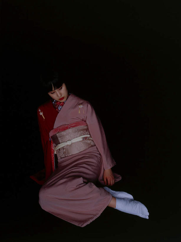 东方人,一个人,跪,竖图,室内,白天,正面,民族服装,亚洲,仅一个年轻女性,仅一个女性,仅一个人,黑色背景,和服,注视,黄种人,袜子,观察,看,摄影,服饰,影棚,观看,察看,关注,吴服,唐草,唐花,唐锦,年轻女性,女人,女性,亚洲人,跪着,彩图,全身,影棚拍摄,传统服装,民俗服,拍摄