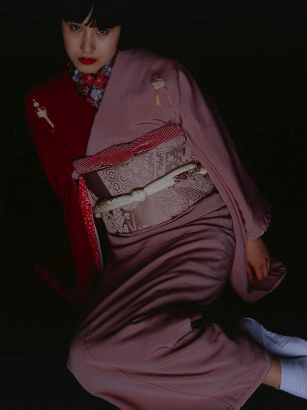 东方人,一个人,跪,竖图,室内,白天,正面,民族服装,亚洲,仅一个年轻女性,仅一个女性,仅一个人,黑色背景,和服,注视,黄种人,袜子,观察,看,摄影,服饰,影棚,观看,察看,关注,吴服,唐草,唐花,唐锦,年轻女性,女人,女性,亚洲人,跪着,半身,彩图,影棚拍摄,传统服装,民俗服,拍摄