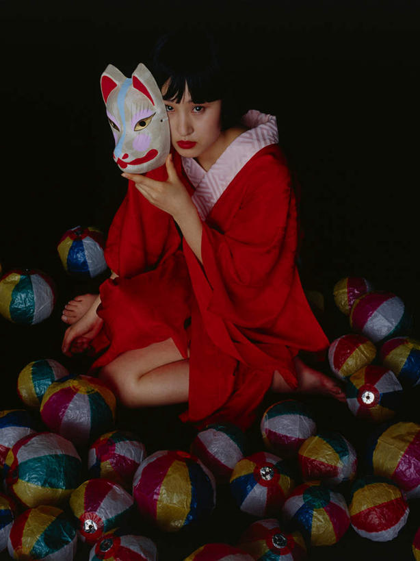 东方人,一个人,跪,竖图,俯视,室内,白天,民族服装,游戏,玩具,亚洲,仅一个年轻女性,仅一个女性,仅一个人,一堆,许多,握,堆叠,堆积,黑色背景,和服,装饰,面具,塑料,玩,注视,黄种人,娱乐,一个,红色,气球,塑料制品,观察,看,休闲,充气玩具,橡胶,益智,握着,遮,遮掩,摄影,服饰,影棚,单个,观看,活动,堆,华丽,修饰,点缀,察看,掩盖,遮挡,发泄,关注,消遣,智力,伪装,橡胶制品,遮盖,吴服,唐草,唐花,唐锦,宣泄,衬托,美观,雅致,雅观,掩饰,假装,年轻女性,女人,女性,亚洲人,跪着,玩耍,嬉戏,彩图,高角度拍摄,全身,影棚拍摄,传统服装,民俗服,拍摄