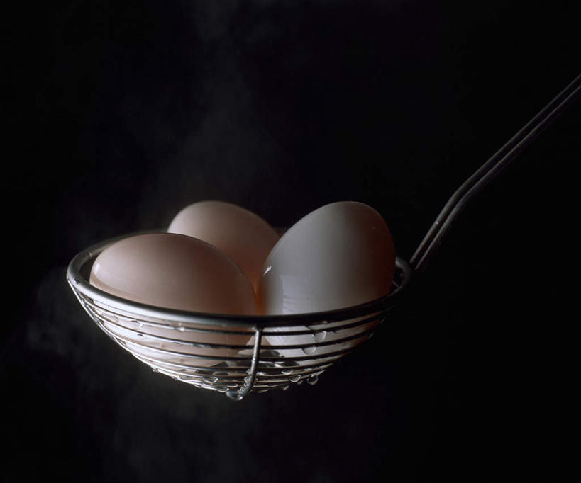 无人,横图,室内,特写,白天,正面,餐具,金属制品,黑色背景,金属,滤器,勺子,蛋,鸡蛋,三个,摄影,影棚,单个,漏勺,卵,进餐用具,烹调用具,彩图,影棚拍摄,拍摄