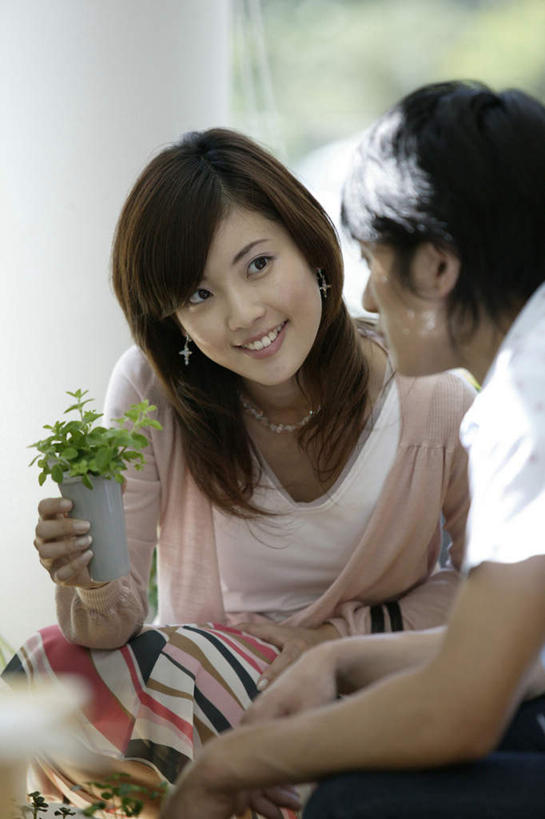 东方人,两个人,坐,笑,微笑,露齿笑,竖图,室内,白天,正面,爱情,植物,亚洲,阴影,服装,光线,盆栽,影子,盆景,浪漫,注视,休闲装,黄种人,衣服,绿色,阳光,自然,观察,看,休闲,温暖,温馨,休闲服,恩爱,恋人,服饰,生长,成长,观看,和睦,察看,关注,男人,男性,年轻男性,年轻女性,女人,女性,亚洲人,长发,卷发,情侣,坐着,半身,彩图,伴侣,融洽