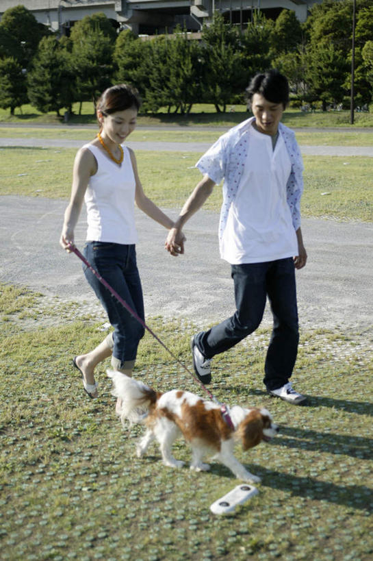 东方人,两个人,走,拉,握手,竖图,室外,白天,正面,爱情,草地,草坪,植物,道路,路,宠物,狗,亚洲,阴影,服装,光线,影子,小路,交通,浪漫,注视,休闲装,黄种人,草,树,树木,一只,衣服,绿色,白色,阳光,自然,动物,观察,看,休闲,温暖,温馨,休闲服,恩爱,可爱,恋人,服饰,生长,成长,观看,和睦,察看,关注,狗链,忠诚,男人,男性,年轻男性,年轻女性,女人,女性,亚洲人,情侣,犬,步行,搀手,拉手,散步,手搀手,手拉手,手牵手,手握手,走路,彩图,全身,伴侣,融洽