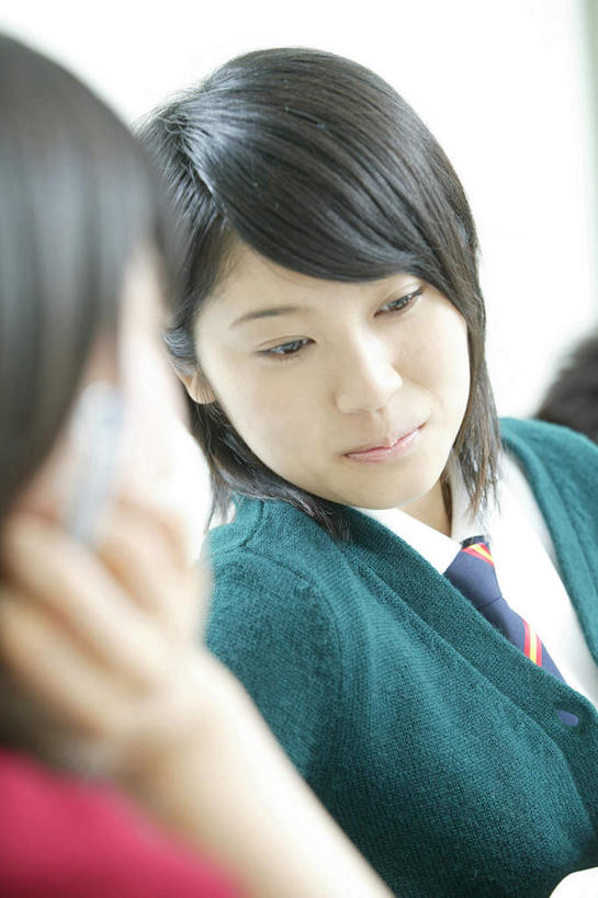 东方人,两个人,伙伴,朋友,坐,笑,说,微笑,露齿笑,竖图,室内,白天,正面,制服,讨论,友谊,亚洲,服装,朦胧,模糊,扭头,注视,黄种人,红色,绿色,观察,看,转头,教室,同学,校服,观看,察看,课堂,校友,关注,学生服,同窗,学友,交流,友情,年轻女性,女人,女性,亚洲人,长发,沟通,讲话,交谈,商讨,说话,谈话,坐着,半身,彩图,日本校服