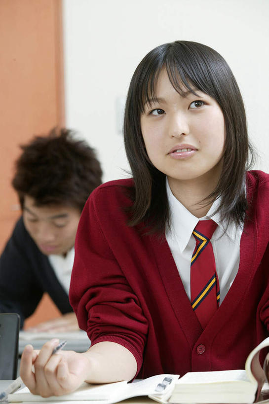 东方人,两个人,伙伴,朋友,坐,竖图,室内,白天,正面,制服,友谊,桌子,书籍,亚洲,服装,笔,办公用品,注视,黄种人,书桌,文具,红色,绿色,课桌,学习用品,观察,看,教室,同学,校服,观看,文具用品,察看,课堂,校友,关注,学生服,同窗,学友,友情,男人,男性,年轻男性,年轻女性,女人,女性,亚洲人,长发,书,图书,坐着,半身,彩图,日本校服