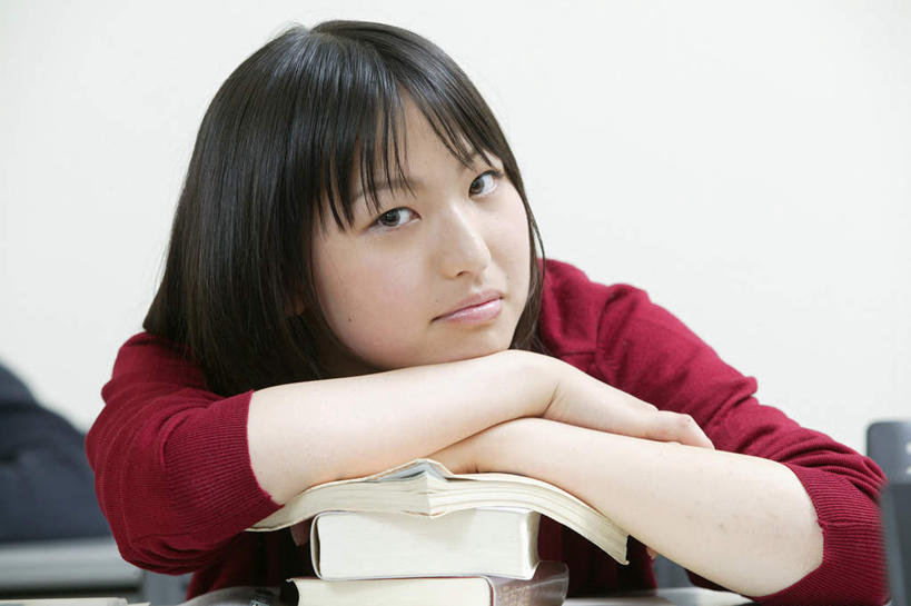 东方人,一个人,坐,横图,室内,白天,正面,制服,桌面,桌子,书籍,亚洲,仅一个年轻女性,仅一个女性,仅一个人,撑,服装,注视,黄种人,书桌,红色,课桌,观察,看,趴着,教室,校服,观看,察看,撑着,课堂,关注,学生服,年轻女性,女人,女性,亚洲人,长发,书,图书,趴,坐着,半身,彩图,日本校服