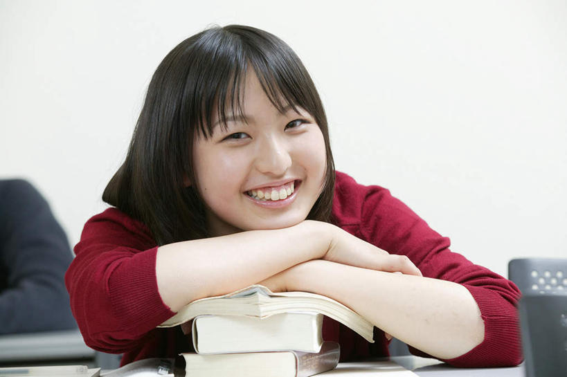 东方人,一个人,坐,笑,微笑,露齿笑,横图,室内,白天,正面,制服,桌面,桌子,书籍,亚洲,仅一个年轻女性,仅一个女性,仅一个人,撑,服装,注视,黄种人,书桌,红色,课桌,观察,看,趴着,教室,校服,观看,察看,撑着,课堂,关注,学生服,年轻女性,女人,女性,亚洲人,长发,书,图书,趴,坐着,半身,彩图,日本校服