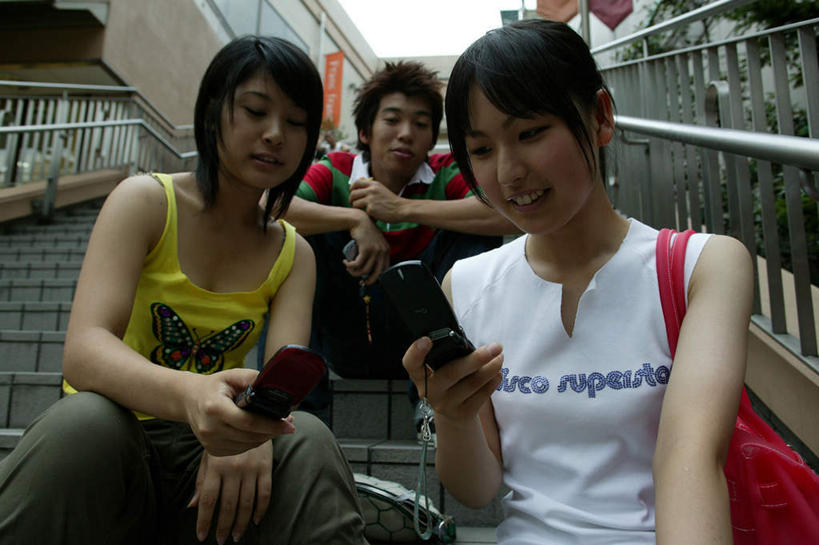 东方人,三个人,伙伴,朋友,栏杆,坐,笑,打电话,微笑,露齿笑,横图,室外,白天,仰视,友谊,楼梯,电话,手机,亚洲,握,条纹,服装,包,背心,皮包,阶梯,围栏,拿,拿着,注视,休闲装,黄种人,通讯设备,护栏,台阶,衣服,红色,观察,看,休闲,辫子,休闲服,握着,服饰,观看,单肩包,察看,关注,交流,友情,男人,男性,年轻男性,年轻女性,女人,女性,亚洲人,沟通,通话,坐着,半身,彩图,低角度拍摄,短发