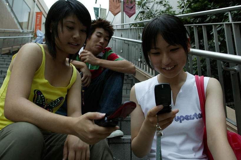 东方人,三个人,伙伴,朋友,栏杆,坐,笑,打电话,微笑,露齿笑,横图,室外,白天,正面,友谊,楼梯,电话,手机,亚洲,握,条纹,服装,包,背心,皮包,阶梯,围栏,拿,拿着,注视,休闲装,黄种人,通讯设备,护栏,台阶,衣服,红色,观察,看,休闲,辫子,休闲服,握着,服饰,观看,单肩包,察看,关注,交流,友情,男人,男性,年轻男性,年轻女性,女人,女性,亚洲人,沟通,通话,坐着,半身,彩图,短发