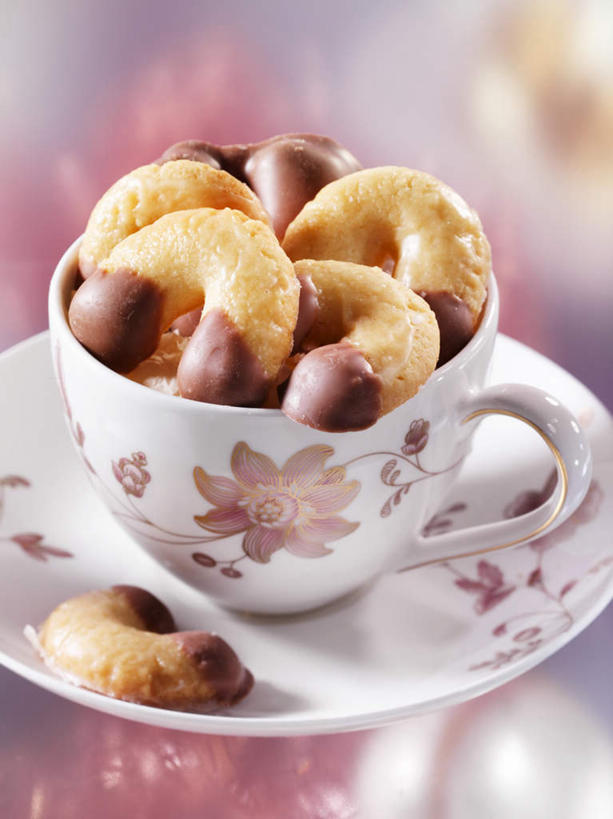 点心,面包,无人,竖图,俯视,室内,特写,白天,植物,桌面,桌子,杯子,餐具,阴影,朦胧,模糊,反射,木制,瓷器,碟子,盘,影子,食品,糖,糖果,面点,甜点,甜品,草药,药草,咖啡杯,陶瓷制品,中药,食物,糕点,一个,盘子,木制品,碟,甜食,巧克力,清热,单个,朱古力,黑巧克力,瓷杯,药材,中草药,香草兰,中药材,本草,解毒,婆绒花,山薄荷,石母草,彩图,高角度拍摄