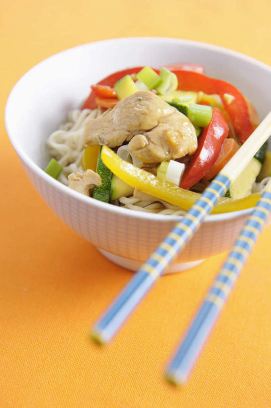 面食,面条,无人,竖图,俯视,室内,特写,白天,烹饪,中餐,筷子,桌面,桌子,辣椒,蔬菜,餐具,一双,橙色背景,阴影,新鲜,反射,木制,影子,陶瓷,面,料理,食品,陶瓷制品,文化,传统,菜肴,美食,食物,一个,木制品,容器,碗,中式,摄影,佳肴,有机食品,绿色食品,影棚,单个,储藏,礼节,储存,礼仪,彩椒,辣角,红海椒,大椒,辣虎,广椒,进餐用具,甜椒,柿子椒,辣子,海椒,番椒,灯笼椒,彩图,高角度拍摄,影棚拍摄,拍摄,贮存
