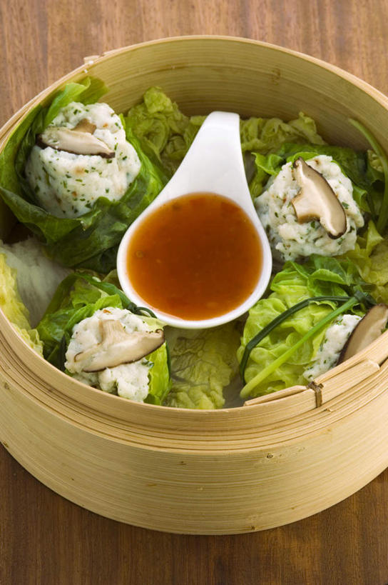 点心,汤团,蒸笼,无人,竖图,俯视,室内,特写,白天,烹饪,植物,桌面,桌子,厨具,叶子,阴影,竹制,反射,木制,纹理,影子,勺子,调料,酱料,酱汁,佐料,料理,食品,绿叶,调味品,调味料,酱,美食,食物,糕点,一个,绿色,木制品,调羹,汤匙,中式,嫩叶,摄影,影棚,单个,竹制品,笼屉,汤圆,烹饪用具,肌理,元宵,叶,叶片,叶脉,烹调用具,烹调,彩图,高角度拍摄,影棚拍摄,拍摄