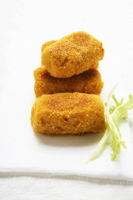 点心,煎饼,无人,竖图,俯视,室内,特写,白天,餐桌,桌子,叶子,三块,阴影,装饰,反射,影子,油炸,食品,绿叶,文化,饼,小吃,食物,糕点,餐巾,金色,嫩叶,摄影,影棚,餐台,华丽,修饰,点缀,配菜,土豆饼,衬托,美观,雅致,雅观,保洁方巾,口布,叶,叶片,彩图,高角度拍摄,影棚拍摄,拍摄,马铃薯煎饼,土豆煎饼