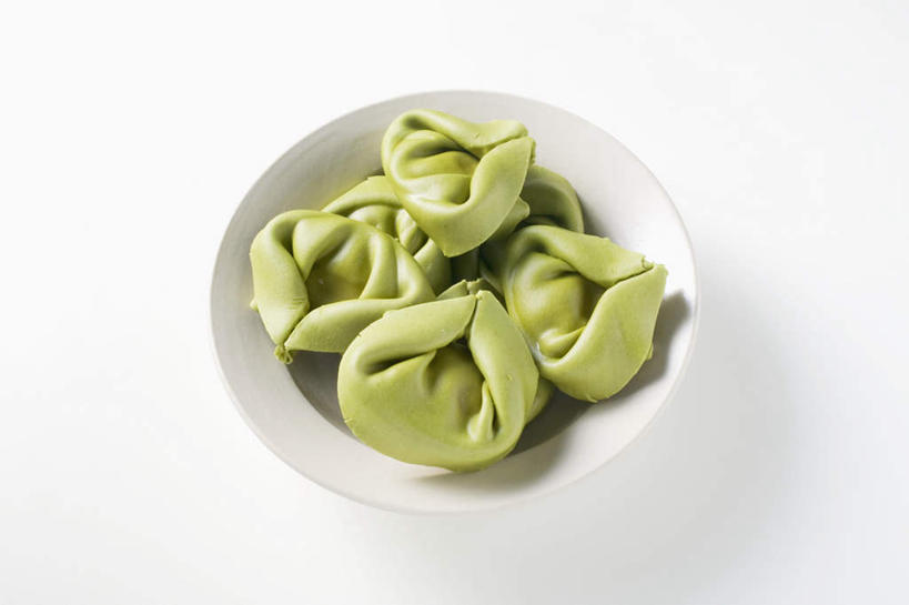 面食,无人,横图,俯视,室内,特写,白天,白色背景,烹饪,西餐,餐桌,桌子,一堆,许多,阴影,堆叠,堆积,反射,影子,陶瓷,料理,食品,饺子,面点,陶瓷制品,小吃,菜肴,美食,食物,一个,绿色,白色,容器,碗,西式,摄影,佳肴,影棚,单个,餐台,储藏,堆,储存,意大利饺子,彩图,高角度拍摄,影棚拍摄,拍摄,贮存